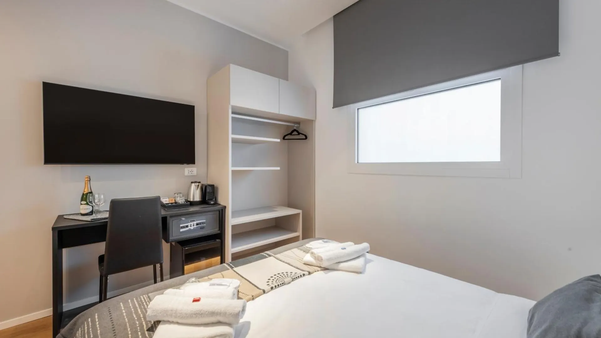 Guest house Bnbutler - Inbrera Suites - Giulianova, 1 Milan Italy